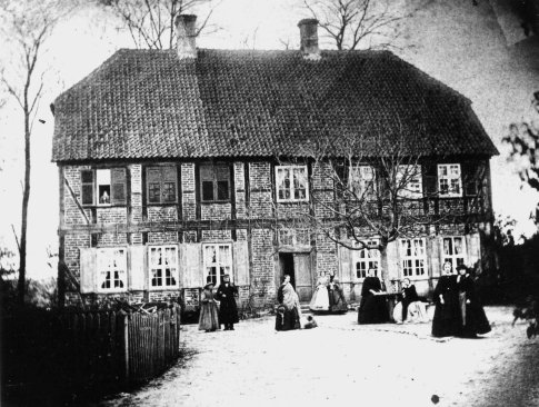 Das alte Pfarrhaus in der Hinterstrae mit Familie Stber. Als es spter erneuert wurde, hat man aus Teilen dieses Hauses das Wohnhaus rechts der Strae nach Beetzendorf gegenber dem Waldbad errichtet.